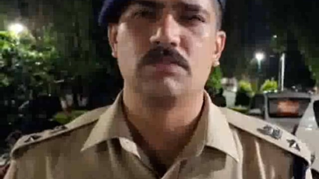 वृंदावन में बिहारी जी मंदिर में महिला से धक्का-मुक्की व अश्लीलता करनेका सिपाही का वीडियो वायरल हुआ था पुलिस किया चिन्हित