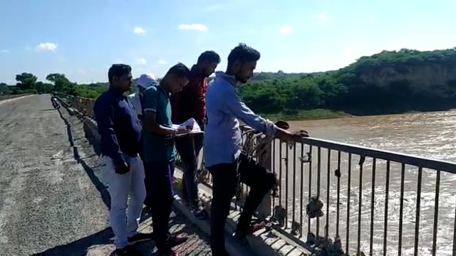 औरैया शहर के देवकली चौकी के समीप कोटा बैराज से 10 लाख क्यूसेक पानी छोड़े जाने से जिला प्रशासन की बढ़ी धड़कने