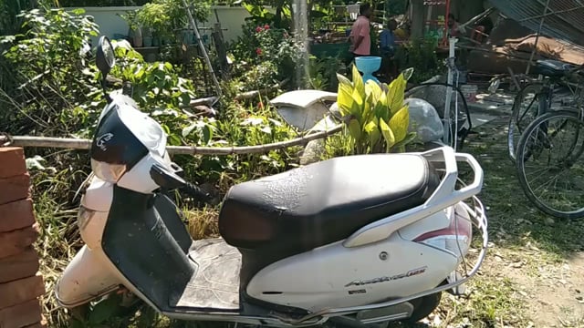 अनियंत्रित इनोवा कार की चपेट में आने से तीन लोग घायल, एक की मौत