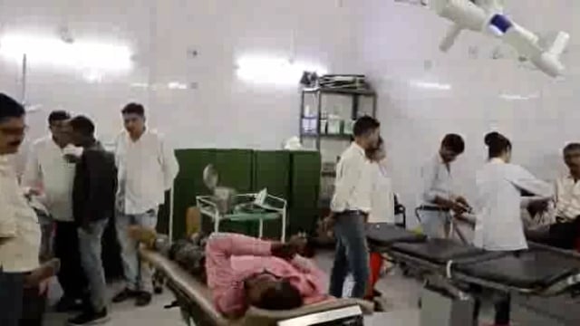 सड़क हादसे में वृद्ध सहित 3 लोग गम्भीर रूप से घायल