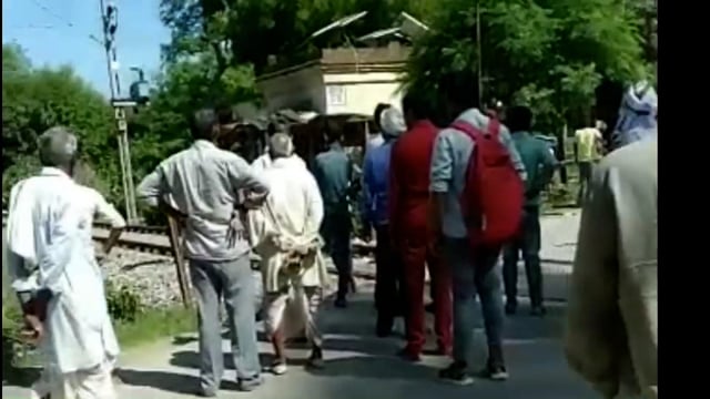 छात्रा ने ट्रेन के सामने कूद कर दिया जान, 




