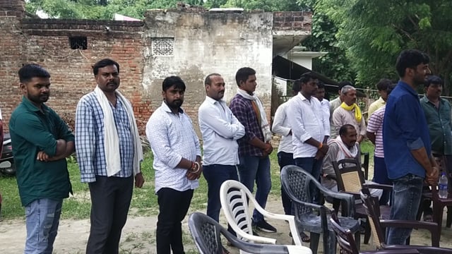 प्रतापगढ़ जिले के बिहार ब्लॉक के देवर पट्टी में पत्रकार विनोद मिश्रा के घर पहुंचे शोक संदेश व्यक्त करने राजा भैया,