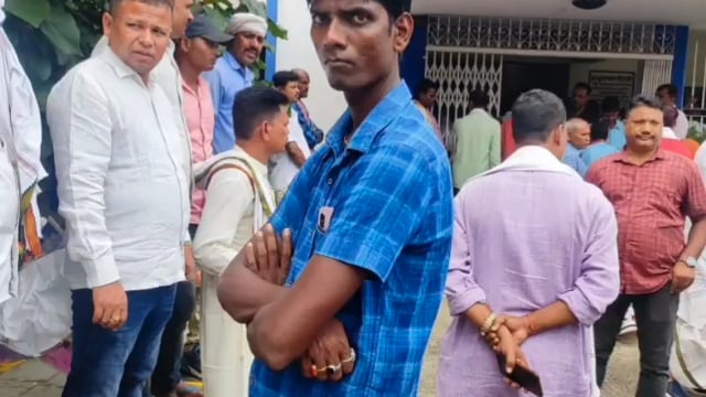 चानन  : चानन प्रखंड प्रमुख प्रतिनिधि दिनेश यादव ने सांसद को सौपा स्वास्थ्य,  शिक्षा व बिजली समस्या से संबंधित पत्र।