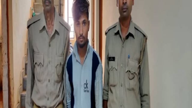गोवर्धन पुलिस ने शराब तस्कर को गिरफ्तार कर भेजा जेल तस्कर से 124 हरियाणा के देशी शराब के क्वार्टर बरामद ।