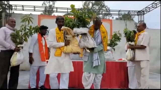 बरसाना में खुशहाली ग्रुप व आरएसएस के सदस्यों ने बरसाना देहात के किसानों को बांटे फलदार पौधे ।