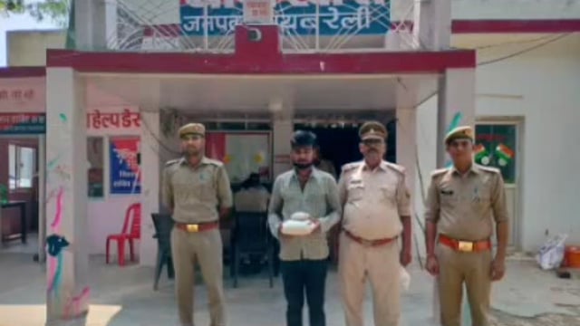 खीरों थाना पुलिस ने 600 ग्राम अवैध गांजे के साथ पुलिस ने एक आरोपी को किया गिरफ्तार।