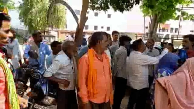 छुट्टा जानवरों से परेशान होकर किसानों ने नगर पंचायत कार्यालय का घेराव कर अधिशासी अधिकारी को सौंपा ज्ञापन