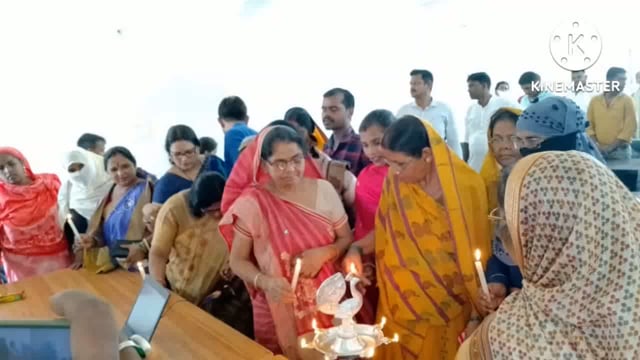 फुल्लीडुमरप्रखंड के मुखिया की तीनदिवसीय गैरआवासीय प्रशिक्षण का शुभारंभ मुखिया नगीना राय द्वारा दीप प्रज्वलित कर किया गया