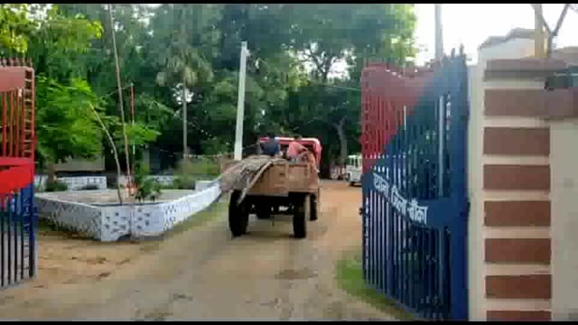 अमरपुर प्रखंड के विभिन्न गांवों से अमरपुर एवं दुमका पुलिस के द्वारा की गई छापेमारी में लगभग 15 टन लूट का छड़ बरामद