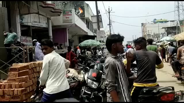 बहराइच यूपी नगर नानपारा में अवैध पार्किंग का संचालन हो रहा है इमामगंज चौराहे से लेकर पुराने राकेश टॉकीज तक जाम का सामना 