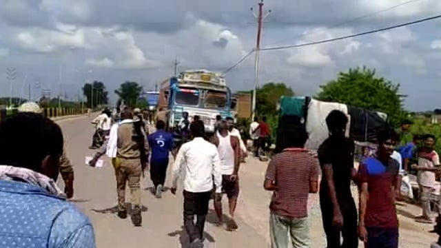 तेज रफ्तार ट्रक ने राहगीर को रौंदा,राहगीर की मौके पर दर्दनाक मौत