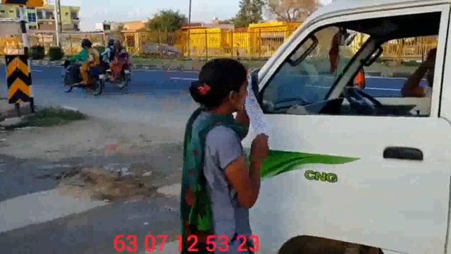 मथुरा में भटक रही है उन्नाव की बेटी जन्माष्टमी पर आए उत्सव से लापता हुए पिता की तलाश में