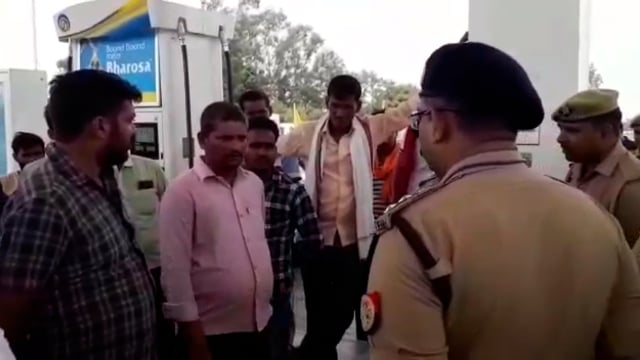 जनपद बहराइचमे  विधायक सुरेश्वर सिंह पेट्रोल पंप पर हुई लूट की घटना का अनावरण करने के लिए पुलिस अधीक्षक केशव कुमार 