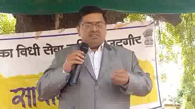 विधी सेवा साक्षरता शिबिरात प्रतिबंधात्मक  कायद्याचा सत्र न्यायाधीस डी.पी.सातवळेकर यांचे मार्गदर्शन