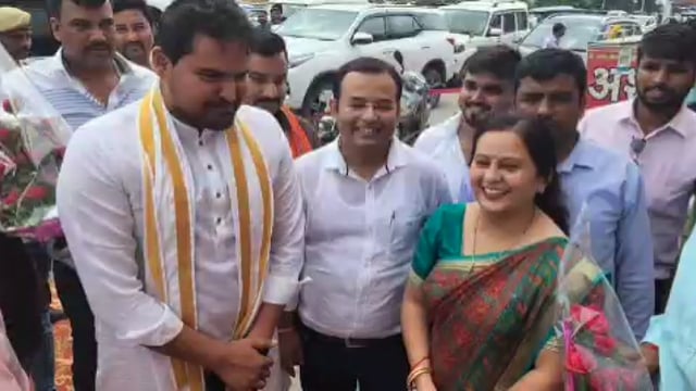 नवाबगंज विष्णु हरपुर निवासी सदर विधायक प्रतीक भूषण शरण सिंह क्षेत्र भ्रमण के दौरान कई कार्यक्रमों में हुए शामिल