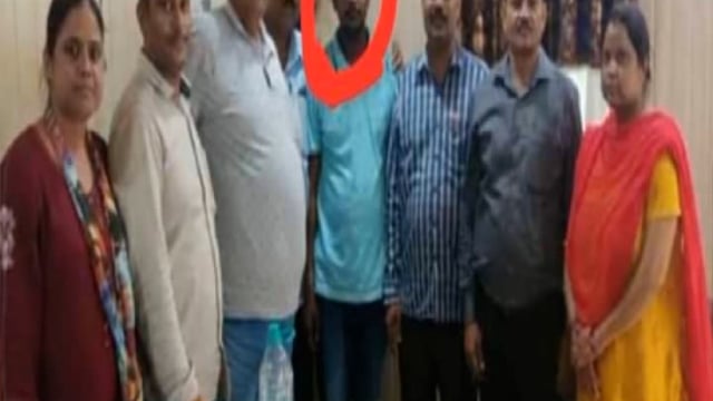 गोवर्धन तहसील में तैनात लेखपाल को आगरा एंटीकरप्शन ब्यूरो की टीम ने रिश्वत लेते हुए रंगे हाथ किया गिरफ्तार ।