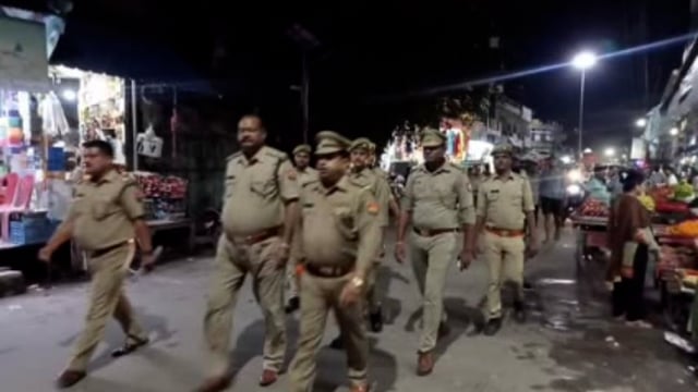 लालगंज कोतवाली पुलिस ने होने वाले आगामी त्योहारों को लेकर निकाली फ्लैग मार्च।