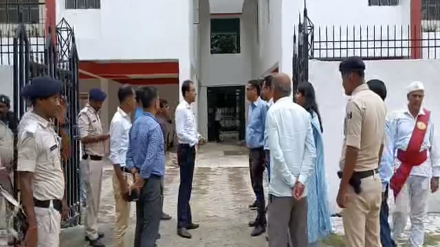 हिलसा ब्लॉक कॉलनी स्थित न्यायधीशों को रहने के लिये बने नवनिर्मित भवन का उदघाटन पूर्व DM-SP ने लिया जायजा