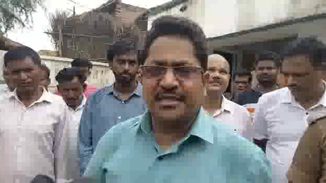 जिलाधिकारी ने किया बाढ़ पीड़ित गांवों का दौरा। ग्रामीणों को सुरक्षित स्थान पर पहुँचाने में जुटा प्रशासन