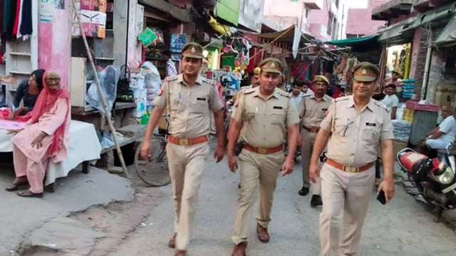 छाता क्षेत्र के शेरगढ़ पुलिस ने कस्बा में किया पैदल मार्च और असामाजिक तत्वों पर रखी गई कड़ी नजर