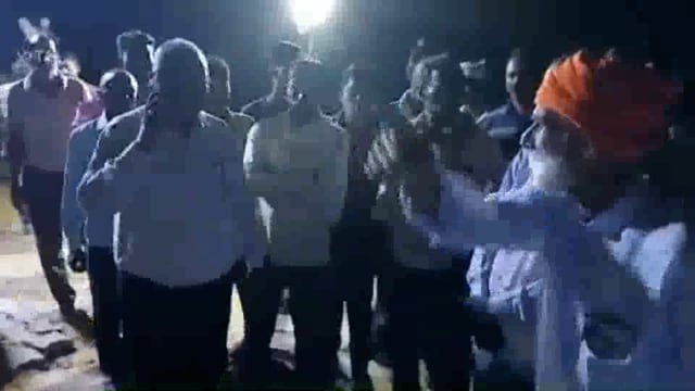 दलित बस्ती में मंत्री जी का भोज कार्यक्रम, DPRO,DDO,BDO, का लगा जमावड़ा,
बब्बू पाण्डे ने अधिकारियों पर दागे सवाल 