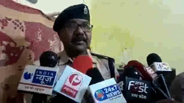 औरैया शहर में डिग्री कालेज के प्रबंधक ,बेटे,व पत्नी की गोली मारकर हत्या की जानकारी देते एएसपी शिष्यपाल