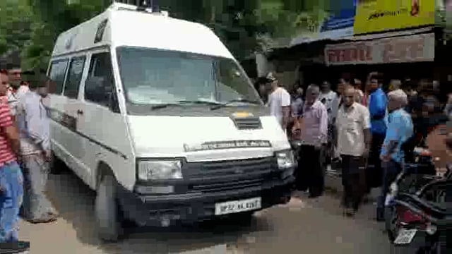 औरैया शहर में हुए ट्रिपल मर्डर के बाद पुलिस ने शवों को पोस्टमार्टम के लिए भेजा