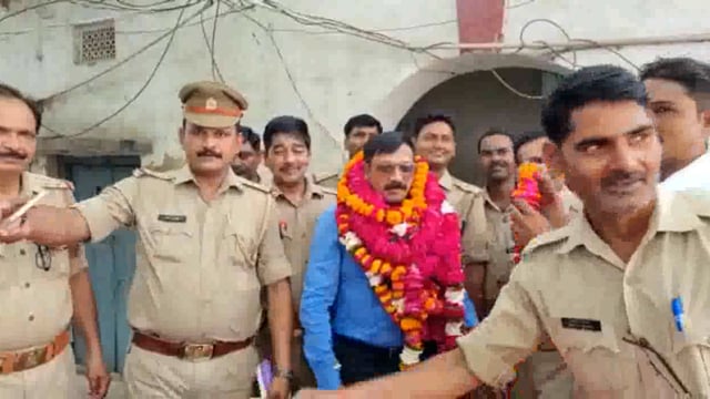 अपर पुलिस अधीक्षक कालू सिंह का एटा से सोनभद्र स्थानांतरण होने पर दी गई भव्य विदाई