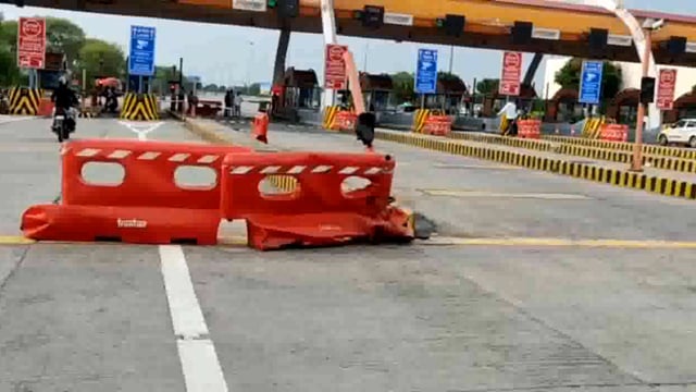 आगरा नोएडा यमुना एक्सप्रेस वे पर टोल टैक्स की दरे 8 सितंबर से  बढ़ाई जायेगी  वाहन चालकों को देना होगा अधिक टोल