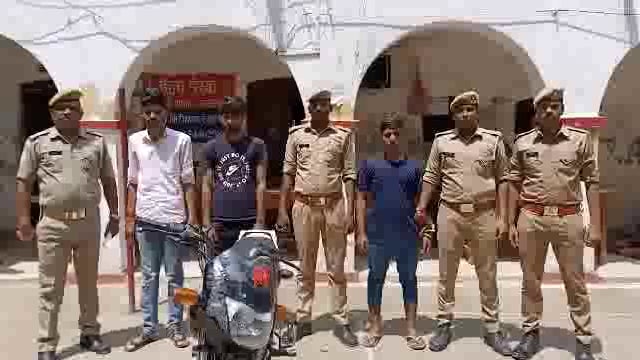बहराइच यूपी थाना रुपईडीहा प्रेम प्रसंग में ले ली दोस्त की जान हत्या करने वाले तीन अभियुक्त गढ़ को पुलिस ने किया गिरफ्तार