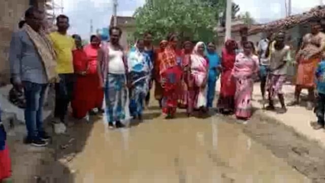 बंगलवा में सड़क मरम्मत के लिए ग्रामीणों ने किया प्रदर्शन 