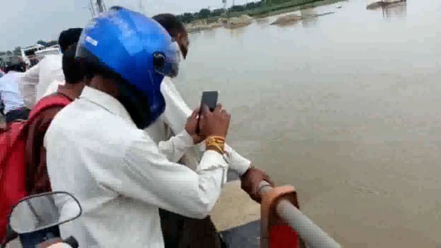 पानी गांव पुल से टीवी की बीमारी से ग्रसित अधेड़ ने लगाई यमुना नदी में छलांग नहीं चला कोई पता गोताखोर व पुलिस लगी तलाश मे