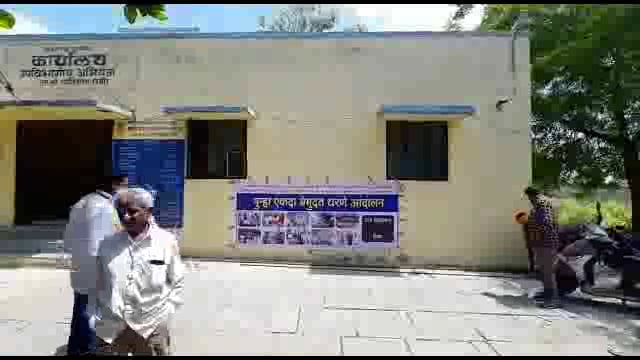 सार्वजनिक बांधकाम कार्यालयासमोर अतिक्रमणाच्या विरोधात पत्रकारांचे झाडावर चढून सिनेस्टाईल आंदोलन