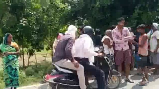 तेज रफ्तार पिकअप की चपेट में आने से दो बाइक सवार गंभीर रूप से हुए घायल ट्रामा सेंटर में ले जाते समय एक की हुई मौत