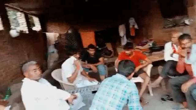 सुथरिया में पैसा के लेनदेन को लेकर युवक को जबरदस्ती मारपीट कर गाड़ी में डालकर ले जाने वाले तीन युवको ग्रामीणो ने दबोचा