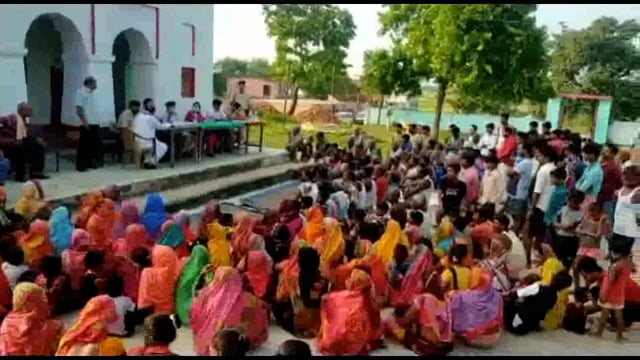 परनाथपुर डीलर हत्याकांड को लेकर एसडीओ और एसडीपीओ के नेतृत्व में मैनमा गांव में की गई शांति समिति की बैठक