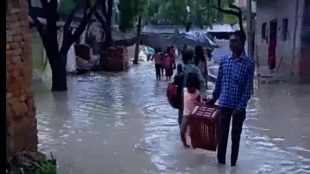 बारिस का पानी घुसा घरों में, टूट भण्ठ चुकी नालिया,साफ सफाई नही होने के कारण संक्रमण का खतरा
ग्राम नौढिया रसूलपुर