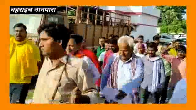 बहराइच यूपी नानपारा में आजादी के 75 वर्ष बाद बहराइच से सीधे बनारस रेल सेवा प्रारंभ होने की खुशी में ढोल बाजे के साथ बहरा