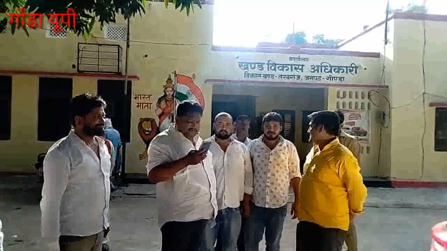 तरबगंज: विकासखंड मुख्यालय पहुंचे ब्लाक प्रमुख मनोज पांडेय ने विकास कार्य पर की चर्चा