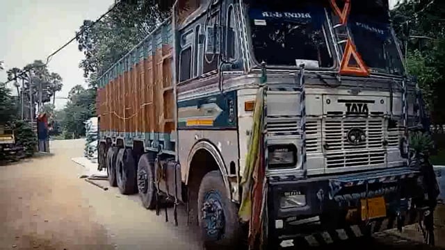 बल्लीकित्ता गांव के समीप 457 बोरा अरवा चावल से भरा ट्रक पुलिस ने किया जप्त ड्राइवर से की गई पूछताछ