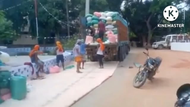 फुल्लीडुमर बाजार से एफसीआई का चावल लोड होकर जा रहे ट्रक को अमरपुर पुलिस ने पकड़ चालक से पूछताछ कर रही है