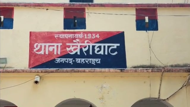 जनपद बहराइच के खैरी घाट थाना क्षेत्र चहलारा गांव पानी लेने गया किशोर पर भरभरा कर दीवार गिर गई और युवक की मौत हो गई