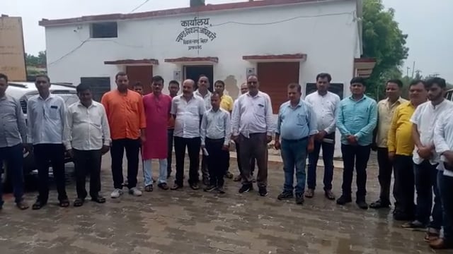 प्रतापगढ़ जिले के बिहार ब्लॉक के पूर्व प्रधान कोर्रहीकी मृत्यु पर ब्लॉक परिसर में शोक संवेदना व्यक्त करते समस्त स्टाफ़