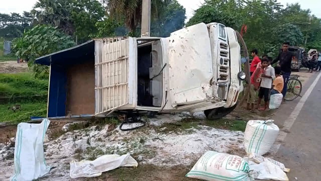 सूर्यगढ़ा रामनगर के पास उर्वरक लदे एक पिक अप भान अनियंत्रित हो खाई पलटी