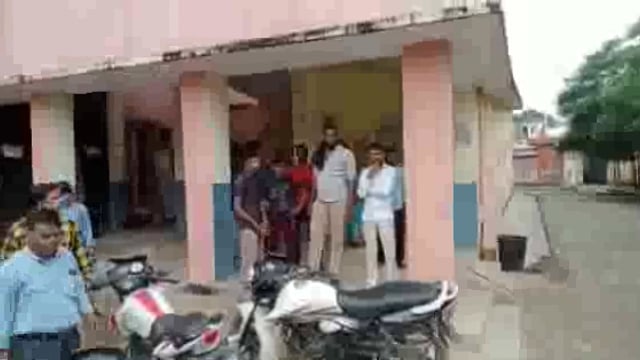 कच्ची दीवाल चारपाई पर लेटे किसान पर गिरी, किसान की मौत।