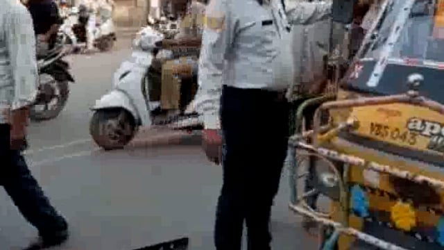 मथुरा में लगे इंटीग्रेटिव ट्रैफिक मैनेजमेंट सिस्टम प्रणाली के चलते शुक्रवार को 315 वाहनों के हुए ऑटोमेटिक चालन