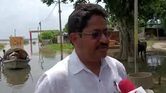 बाढ़ प्रभावित गांव बीझलपुर का निरीक्षण करने पहुंचे जिलाधिकारी