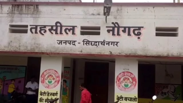 नौगढ़ तहसील क्षेत्र के सनई तिराहे पर पुलिस पिकेट में घुसी ट्रक 