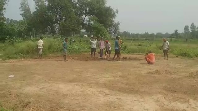 वजीरगंज के बाल्हाराई मे खबर चलने के बाद जागे प्रधान, मैदान का कराया समतलीकरण, बालीवाल के लिए आज लगाया जायेगा नेट