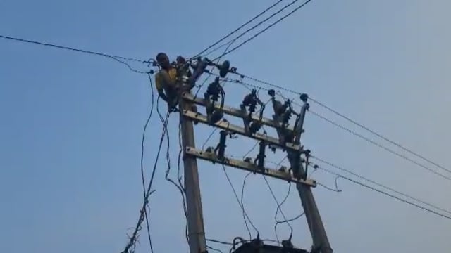 नवाबगंज क्षेत्र के चौघड़िया गांव में 3 दिन से खराब ट्रांसफार्मर को ठीक कर आपूर्ति की गई बहाल